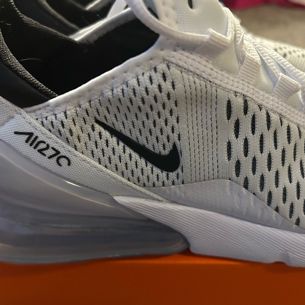 Woman’s Nike shoes - Picture 3 of 7